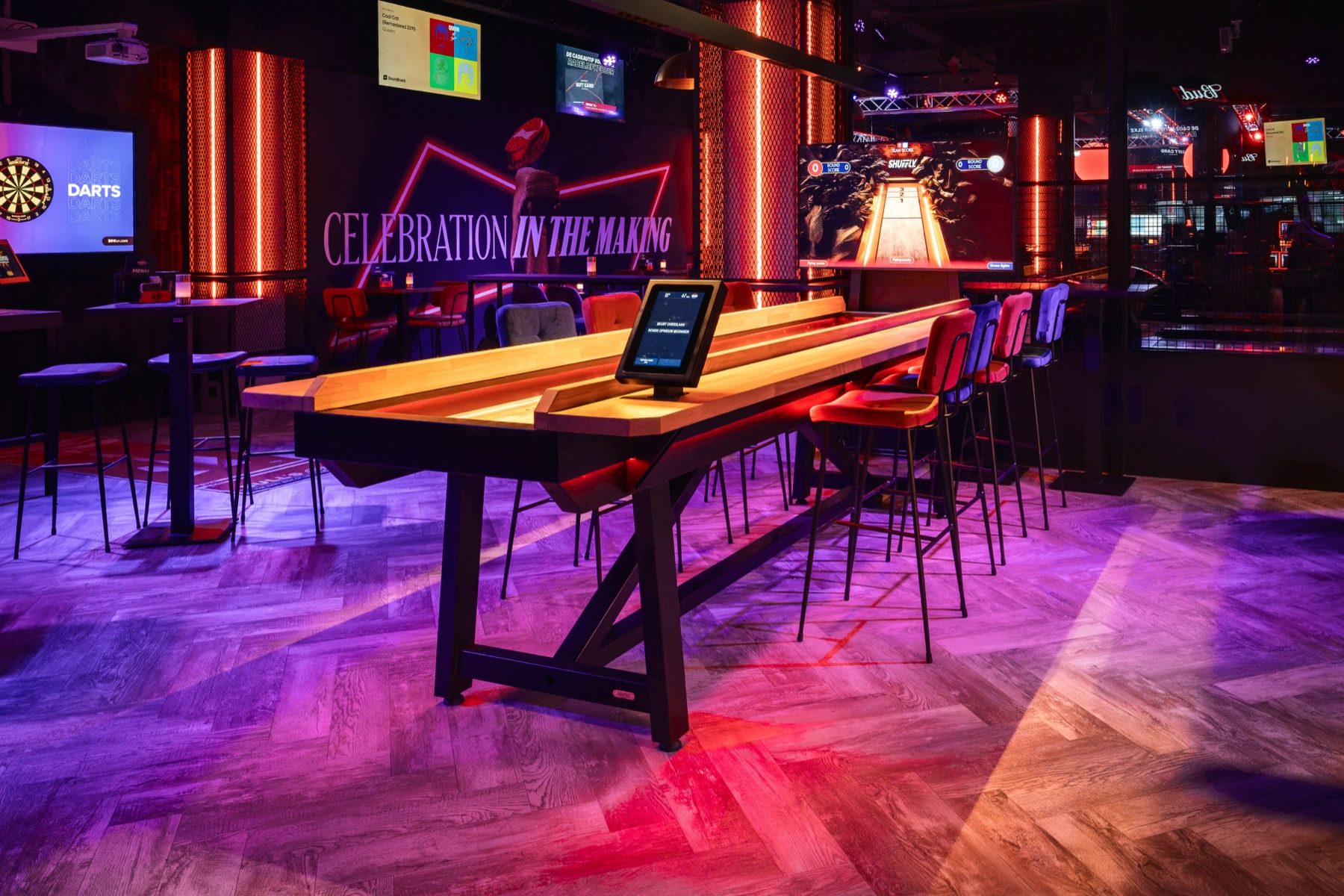 Table de shuffleboard interactif éclairée au néon