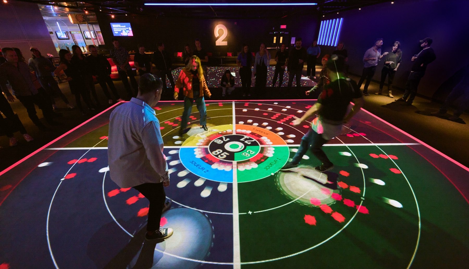 Joueurs sur le plancher DEL interactif des Augmented Games