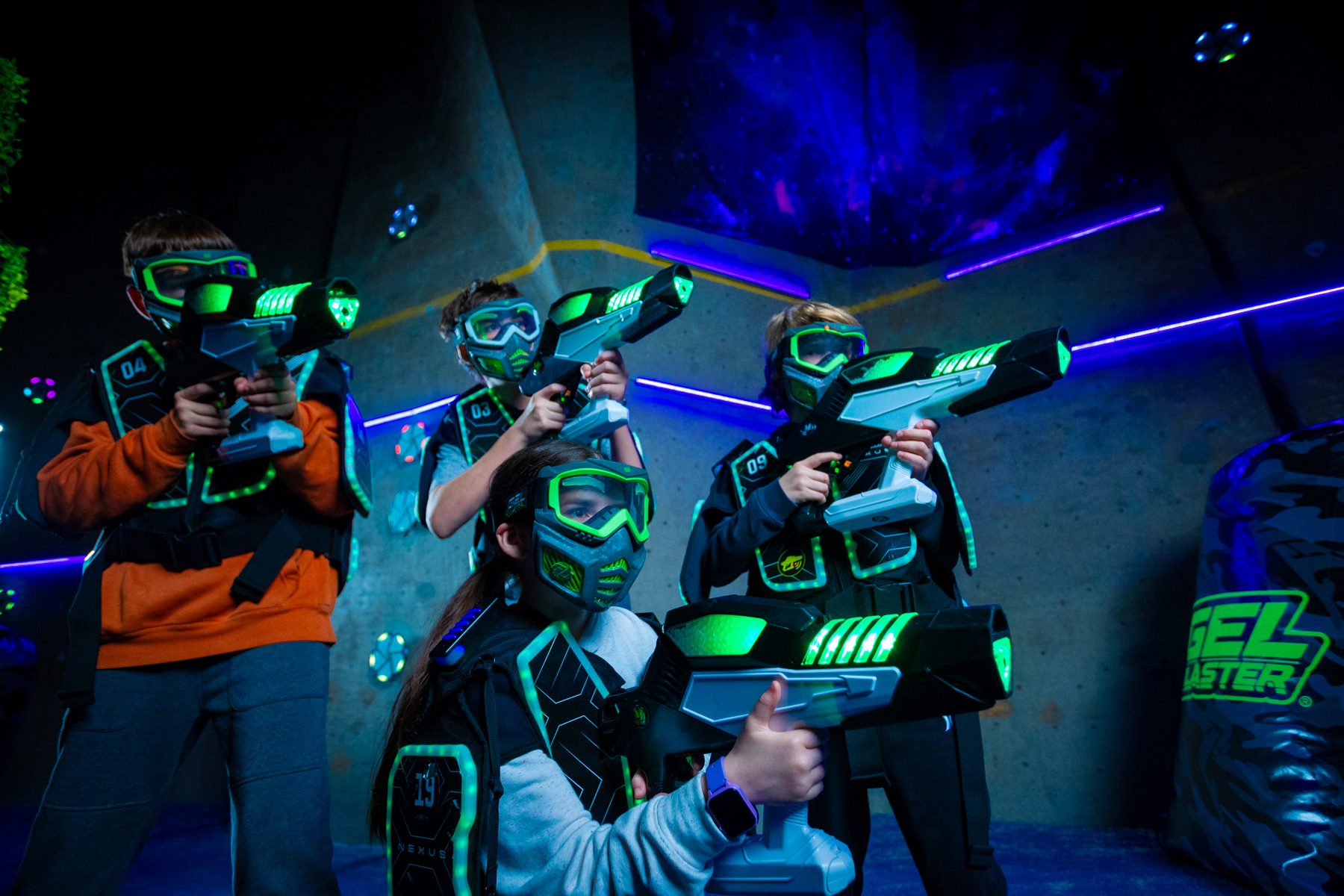 Joueurs équipés de vestes connectées au Nexus Gel Blaster